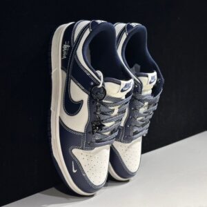 【AT2995】Nike x Stussy Nike Dunk Low スニーカー SBシリーズ Stussyコラボ ベーシックでスポーティなデザインの厚底スニーカー。厚い舌は履き心地をさらに向上させます。