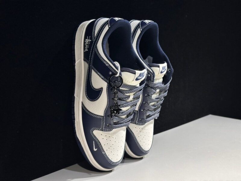 【AT2995】Nike x Stussy Nike Dunk Low スニーカー SBシリーズ Stussyコラボ ベーシックでスポーティなデザインの厚底スニーカー。厚い舌は履き心地をさらに向上させます。