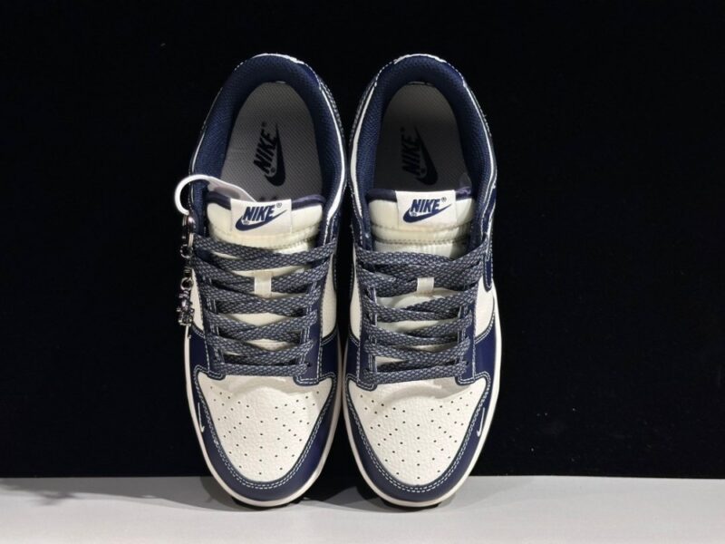 【AT2995】Nike x Stussy Nike Dunk Low スニーカー SBシリーズ Stussyコラボ ベーシックでスポーティなデザインの厚底スニーカー。厚い舌は履き心地をさらに向上させます。