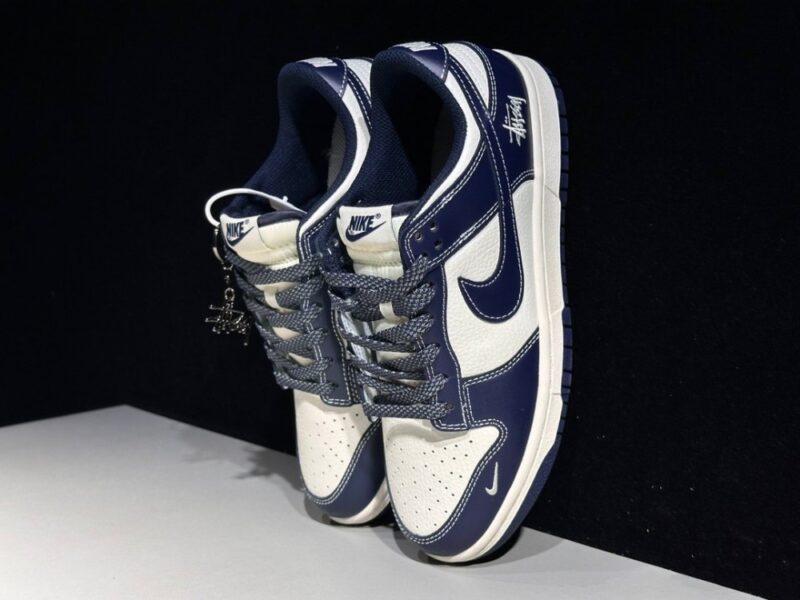 【AT2995】Nike x Stussy Nike Dunk Low スニーカー SBシリーズ Stussyコラボ ベーシックでスポーティなデザインの厚底スニーカー。厚い舌は履き心地をさらに向上させます。