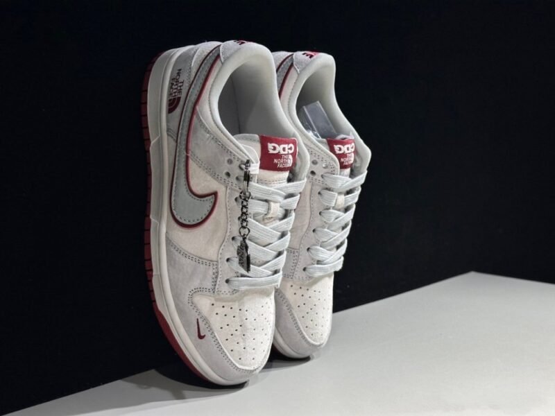 【AT2996】Nike x The North Face Nike Dunk Low スニーカー SBシリーズ The North Face コラボ クラシックで汎用性のあるカジュアルスポーツシューズ 厚いシュータンの充填により、快適性が大幅に向上します