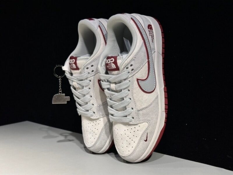 【AT2996】Nike x The North Face Nike Dunk Low スニーカー SBシリーズ The North Face コラボ クラシックで汎用性のあるカジュアルスポーツシューズ 厚いシュータンの充填により、快適性が大幅に向上します