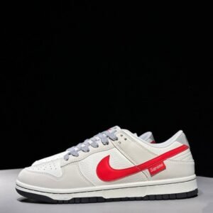 【AT2997】Nike x SupremeのNike Dunk LowスニーカーSBシリーズは、Supremeとのコラボレーションで、クラシックで合わせやすいカジュアルスポーツスニーカーです。厚いシュータンのパッド入りで、快適性が大幅に向上します。