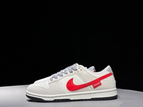 【AT2997】Nike x SupremeのNike Dunk LowスニーカーSBシリーズは、Supremeとのコラボレーションで、クラシックで合わせやすいカジュアルスポーツスニーカーです。厚いシュータンのパッド入りで、快適性が大幅に向上します。