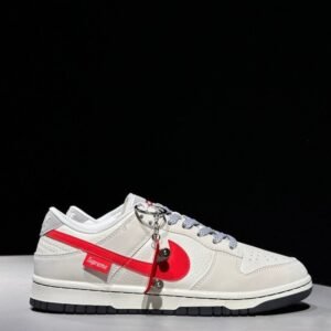 【AT2997】Nike x SupremeのNike Dunk LowスニーカーSBシリーズは、Supremeとのコラボレーションで、クラシックで合わせやすいカジュアルスポーツスニーカーです。厚いシュータンのパッド入りで、快適性が大幅に向上します。