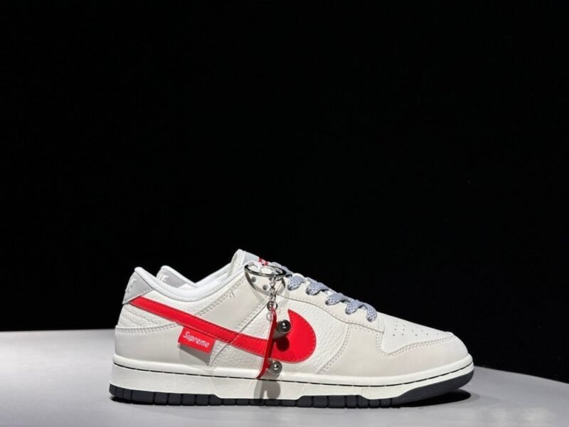 【AT2997】Nike x SupremeのNike Dunk LowスニーカーSBシリーズは、Supremeとのコラボレーションで、クラシックで合わせやすいカジュアルスポーツスニーカーです。厚いシュータンのパッド入りで、快適性が大幅に向上します。