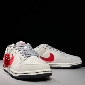 【AT2997】Nike x SupremeのNike Dunk LowスニーカーSBシリーズは、Supremeとのコラボレーションで、クラシックで合わせやすいカジュアルスポーツスニーカーです。厚いシュータンのパッド入りで、快適性が大幅に向上します。