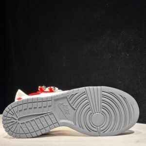 【AT2997】Nike x SupremeのNike Dunk LowスニーカーSBシリーズは、Supremeとのコラボレーションで、クラシックで合わせやすいカジュアルスポーツスニーカーです。厚いシュータンのパッド入りで、快適性が大幅に向上します。