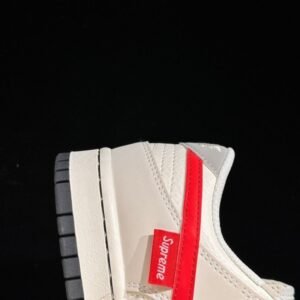 【AT2997】Nike x SupremeのNike Dunk LowスニーカーSBシリーズは、Supremeとのコラボレーションで、クラシックで合わせやすいカジュアルスポーツスニーカーです。厚いシュータンのパッド入りで、快適性が大幅に向上します。