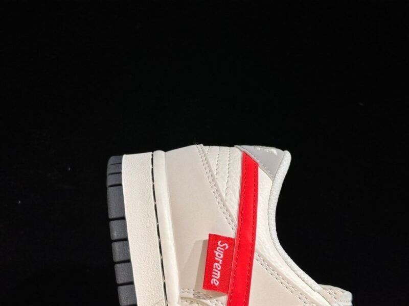 【AT2997】Nike x SupremeのNike Dunk LowスニーカーSBシリーズは、Supremeとのコラボレーションで、クラシックで合わせやすいカジュアルスポーツスニーカーです。厚いシュータンのパッド入りで、快適性が大幅に向上します。
