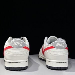 【AT2997】Nike x SupremeのNike Dunk LowスニーカーSBシリーズは、Supremeとのコラボレーションで、クラシックで合わせやすいカジュアルスポーツスニーカーです。厚いシュータンのパッド入りで、快適性が大幅に向上します。