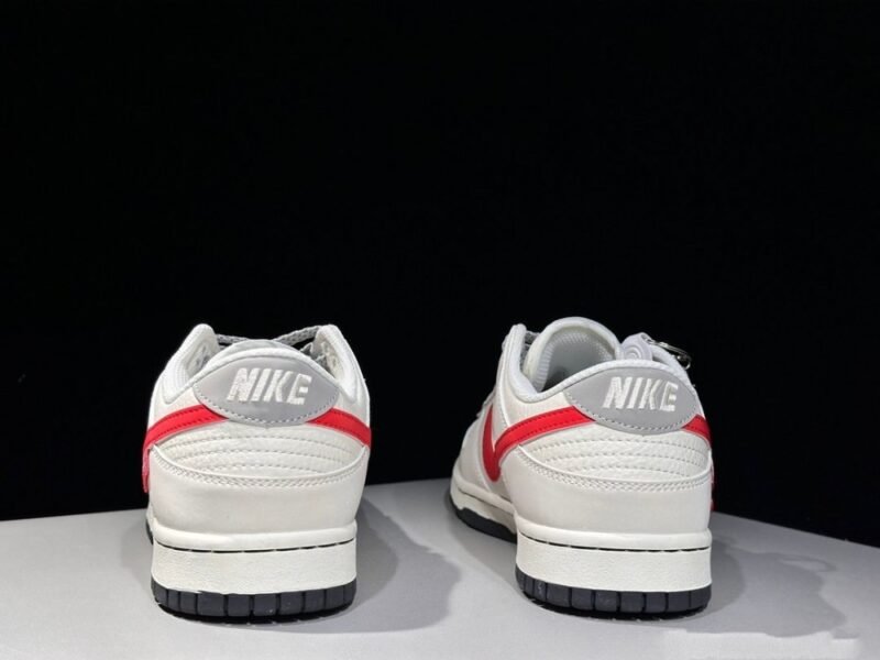 【AT2997】Nike x SupremeのNike Dunk LowスニーカーSBシリーズは、Supremeとのコラボレーションで、クラシックで合わせやすいカジュアルスポーツスニーカーです。厚いシュータンのパッド入りで、快適性が大幅に向上します。