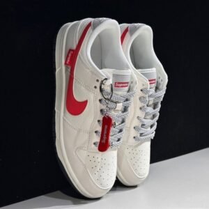 【AT2997】Nike x SupremeのNike Dunk LowスニーカーSBシリーズは、Supremeとのコラボレーションで、クラシックで合わせやすいカジュアルスポーツスニーカーです。厚いシュータンのパッド入りで、快適性が大幅に向上します。