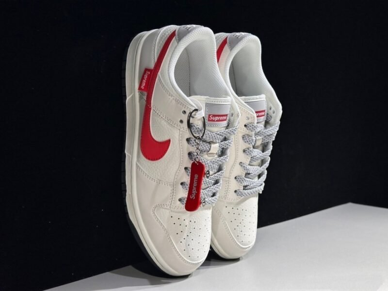 【AT2997】Nike x SupremeのNike Dunk LowスニーカーSBシリーズは、Supremeとのコラボレーションで、クラシックで合わせやすいカジュアルスポーツスニーカーです。厚いシュータンのパッド入りで、快適性が大幅に向上します。