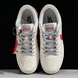 【AT2997】Nike x SupremeのNike Dunk LowスニーカーSBシリーズは、Supremeとのコラボレーションで、クラシックで合わせやすいカジュアルスポーツスニーカーです。厚いシュータンのパッド入りで、快適性が大幅に向上します。