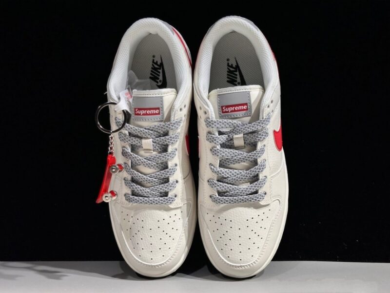 【AT2997】Nike x SupremeのNike Dunk LowスニーカーSBシリーズは、Supremeとのコラボレーションで、クラシックで合わせやすいカジュアルスポーツスニーカーです。厚いシュータンのパッド入りで、快適性が大幅に向上します。
