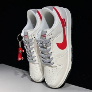 【AT2997】Nike x SupremeのNike Dunk LowスニーカーSBシリーズは、Supremeとのコラボレーションで、クラシックで合わせやすいカジュアルスポーツスニーカーです。厚いシュータンのパッド入りで、快適性が大幅に向上します。