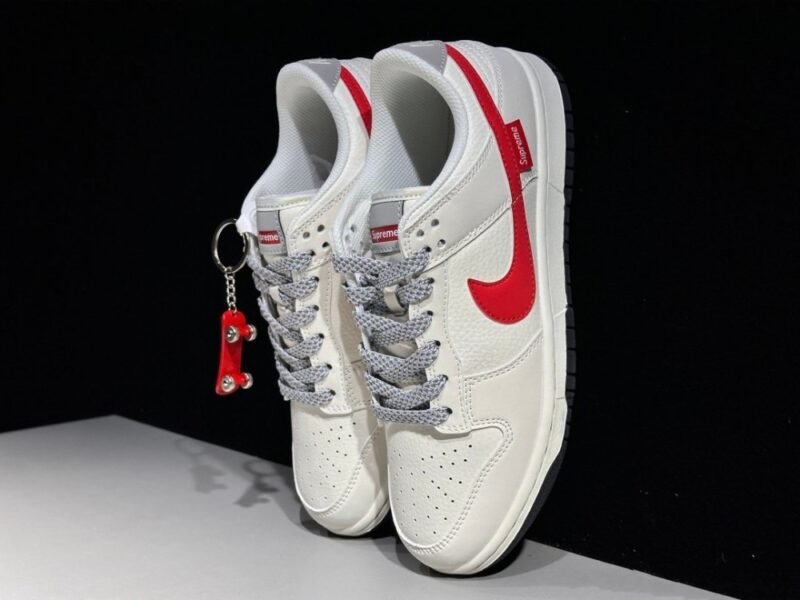 【AT2997】Nike x SupremeのNike Dunk LowスニーカーSBシリーズは、Supremeとのコラボレーションで、クラシックで合わせやすいカジュアルスポーツスニーカーです。厚いシュータンのパッド入りで、快適性が大幅に向上します。