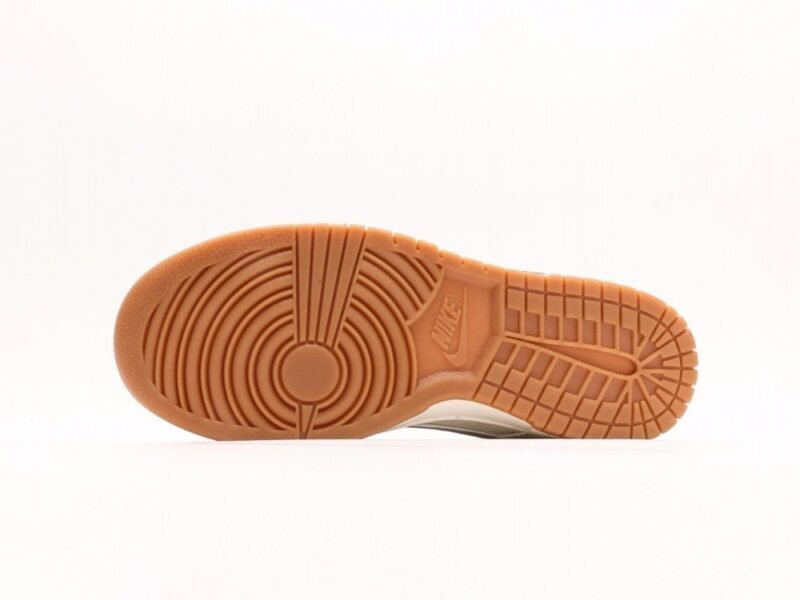 【AT2998】Supreme x Nike Dunk Lowのこのモデルは、伝統的な産業用生産ラインのデザイン制限を打破することを主張します。