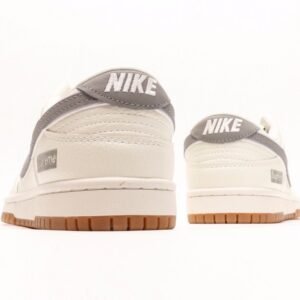 【AT2998】Supreme x Nike Dunk Lowのこのモデルは、伝統的な産業用生産ラインのデザイン制限を打破することを主張します。