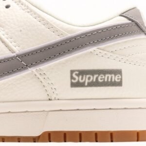 【AT2998】Supreme x Nike Dunk Lowのこのモデルは、伝統的な産業用生産ラインのデザイン制限を打破することを主張します。