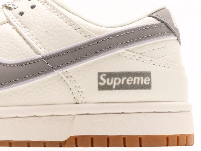 【AT2998】Supreme x Nike Dunk Lowのこのモデルは、伝統的な産業用生産ラインのデザイン制限を打破することを主張します。