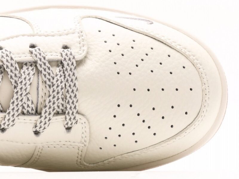 【AT2998】Supreme x Nike Dunk Lowのこのモデルは、伝統的な産業用生産ラインのデザイン制限を打破することを主張します。