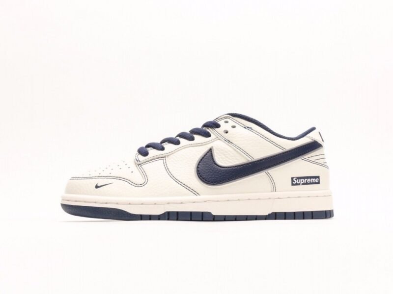【AT3000】Supreme x Nike Dunk Low ディープブルー、このモデルはSummit Whiteとディープブルーの配色を採用しています。