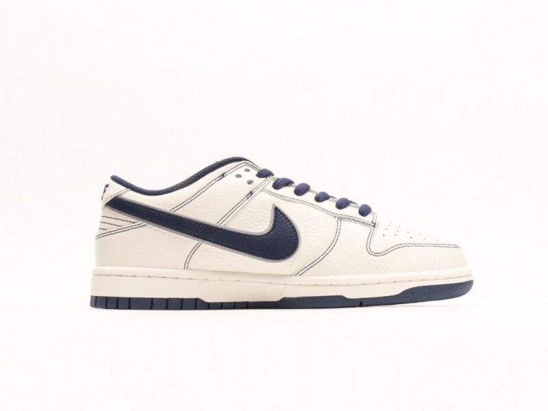 【AT3000】Supreme x Nike Dunk Low ディープブルー、このモデルはSummit Whiteとディープブルーの配色を採用しています。