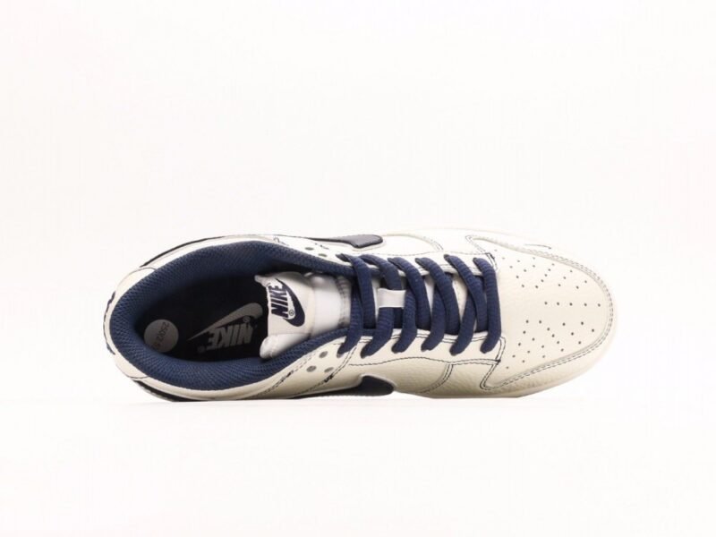 【AT3000】Supreme x Nike Dunk Low ディープブルー、このモデルはSummit Whiteとディープブルーの配色を採用しています。
