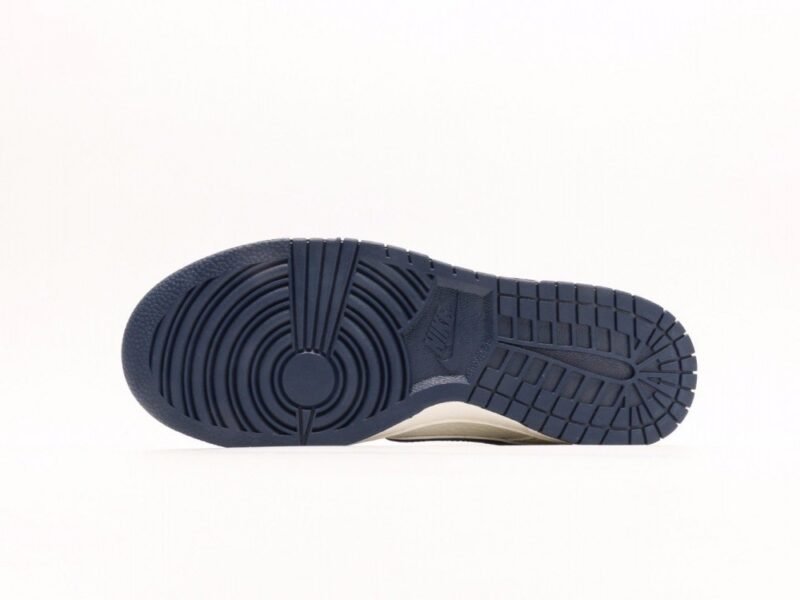 【AT3000】Supreme x Nike Dunk Low ディープブルー、このモデルはSummit Whiteとディープブルーの配色を採用しています。