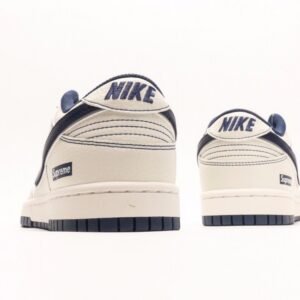 【AT3000】Supreme x Nike Dunk Low ディープブルー、このモデルはSummit Whiteとディープブルーの配色を採用しています。