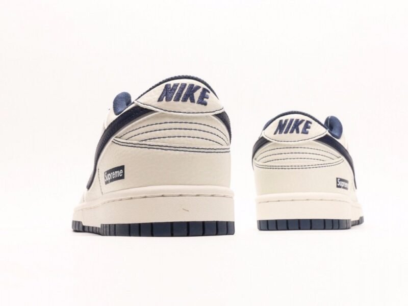 【AT3000】Supreme x Nike Dunk Low ディープブルー、このモデルはSummit Whiteとディープブルーの配色を採用しています。