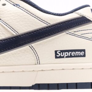 【AT3000】Supreme x Nike Dunk Low ディープブルー、このモデルはSummit Whiteとディープブルーの配色を採用しています。