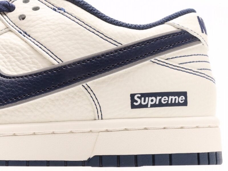 【AT3000】Supreme x Nike Dunk Low ディープブルー、このモデルはSummit Whiteとディープブルーの配色を採用しています。