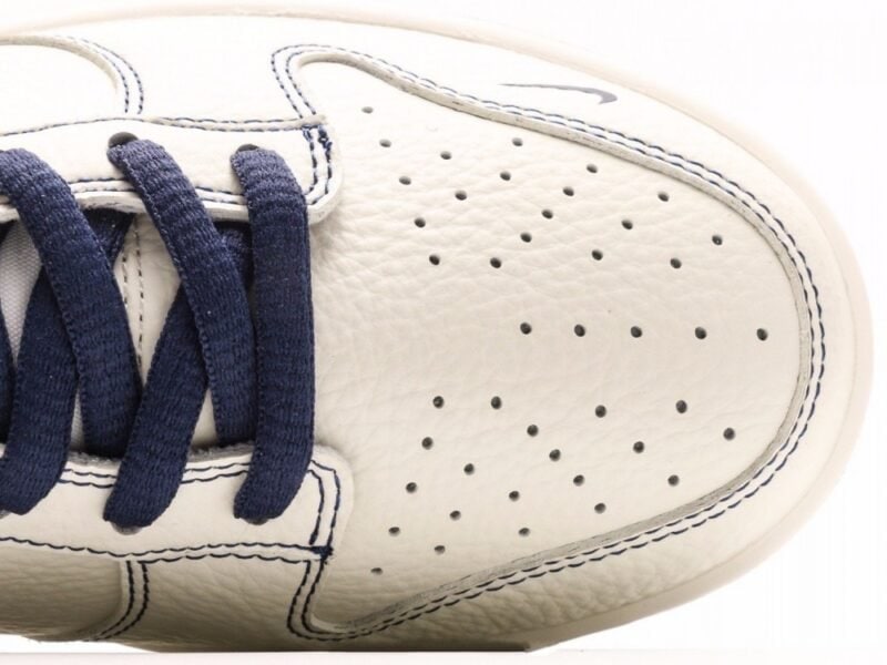 【AT3000】Supreme x Nike Dunk Low ディープブルー、このモデルはSummit Whiteとディープブルーの配色を採用しています。