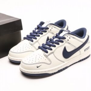 【AT3000】Supreme x Nike Dunk Low ディープブルー、このモデルはSummit Whiteとディープブルーの配色を採用しています。