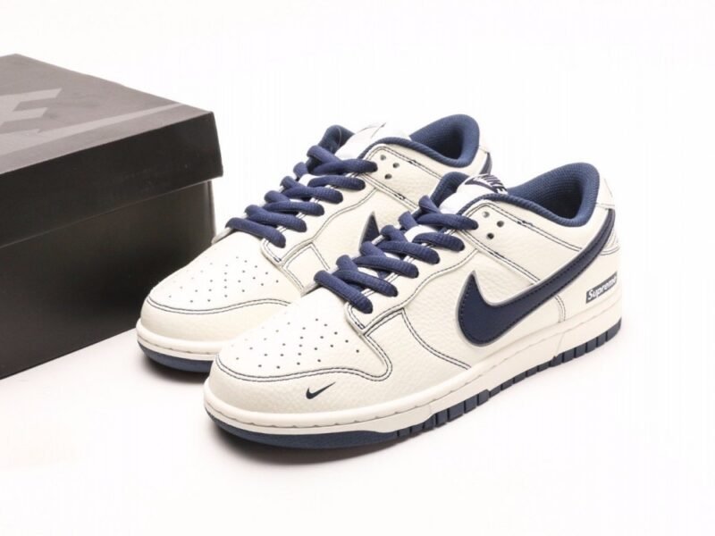 【AT3000】Supreme x Nike Dunk Low ディープブルー、このモデルはSummit Whiteとディープブルーの配色を採用しています。