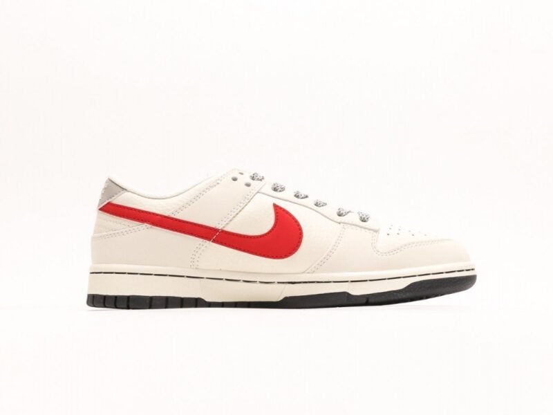 【AT3001】Nike x SupremeのNike Dunk LowスニーカーSBシリーズが、Supremeとのコラボで登場。伝統的なスタイルと優れたデザインで、カジュアルなスポーツシューズに最適。厚い舌のパッドが快適性を向上させ、履き心地も抜群です。