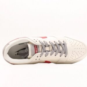 【AT3001】Nike x SupremeのNike Dunk LowスニーカーSBシリーズが、Supremeとのコラボで登場。伝統的なスタイルと優れたデザインで、カジュアルなスポーツシューズに最適。厚い舌のパッドが快適性を向上させ、履き心地も抜群です。