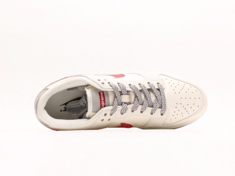 【AT3001】Nike x SupremeのNike Dunk LowスニーカーSBシリーズが、Supremeとのコラボで登場。伝統的なスタイルと優れたデザインで、カジュアルなスポーツシューズに最適。厚い舌のパッドが快適性を向上させ、履き心地も抜群です。