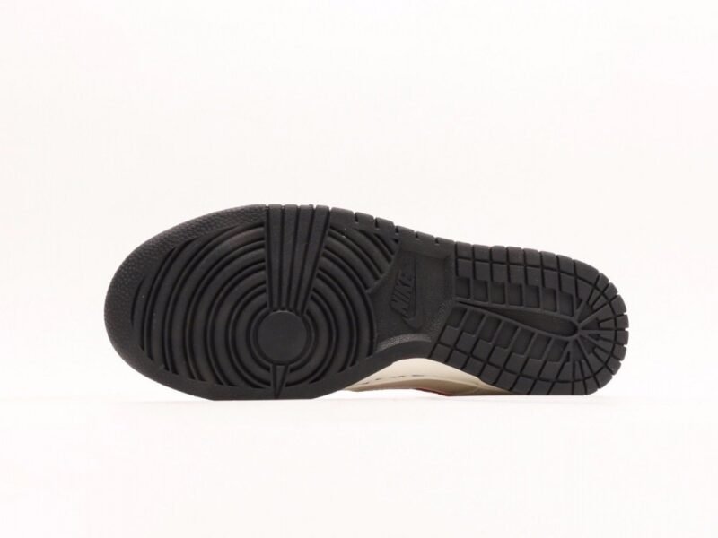 【AT3001】Nike x SupremeのNike Dunk LowスニーカーSBシリーズが、Supremeとのコラボで登場。伝統的なスタイルと優れたデザインで、カジュアルなスポーツシューズに最適。厚い舌のパッドが快適性を向上させ、履き心地も抜群です。