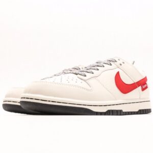 【AT3001】Nike x SupremeのNike Dunk LowスニーカーSBシリーズが、Supremeとのコラボで登場。伝統的なスタイルと優れたデザインで、カジュアルなスポーツシューズに最適。厚い舌のパッドが快適性を向上させ、履き心地も抜群です。