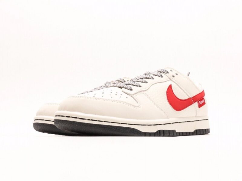 【AT3001】Nike x SupremeのNike Dunk LowスニーカーSBシリーズが、Supremeとのコラボで登場。伝統的なスタイルと優れたデザインで、カジュアルなスポーツシューズに最適。厚い舌のパッドが快適性を向上させ、履き心地も抜群です。