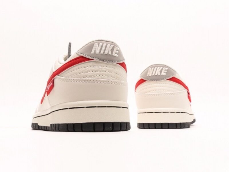 【AT3001】Nike x SupremeのNike Dunk LowスニーカーSBシリーズが、Supremeとのコラボで登場。伝統的なスタイルと優れたデザインで、カジュアルなスポーツシューズに最適。厚い舌のパッドが快適性を向上させ、履き心地も抜群です。