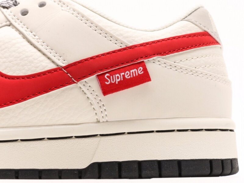 【AT3001】Nike x SupremeのNike Dunk LowスニーカーSBシリーズが、Supremeとのコラボで登場。伝統的なスタイルと優れたデザインで、カジュアルなスポーツシューズに最適。厚い舌のパッドが快適性を向上させ、履き心地も抜群です。