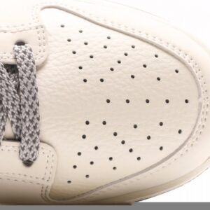 【AT3001】Nike x SupremeのNike Dunk LowスニーカーSBシリーズが、Supremeとのコラボで登場。伝統的なスタイルと優れたデザインで、カジュアルなスポーツシューズに最適。厚い舌のパッドが快適性を向上させ、履き心地も抜群です。