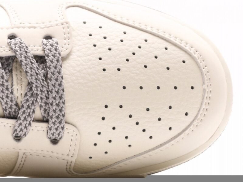 【AT3001】Nike x SupremeのNike Dunk LowスニーカーSBシリーズが、Supremeとのコラボで登場。伝統的なスタイルと優れたデザインで、カジュアルなスポーツシューズに最適。厚い舌のパッドが快適性を向上させ、履き心地も抜群です。