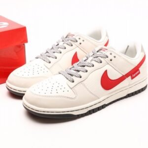 【AT3001】Nike x SupremeのNike Dunk LowスニーカーSBシリーズが、Supremeとのコラボで登場。伝統的なスタイルと優れたデザインで、カジュアルなスポーツシューズに最適。厚い舌のパッドが快適性を向上させ、履き心地も抜群です。