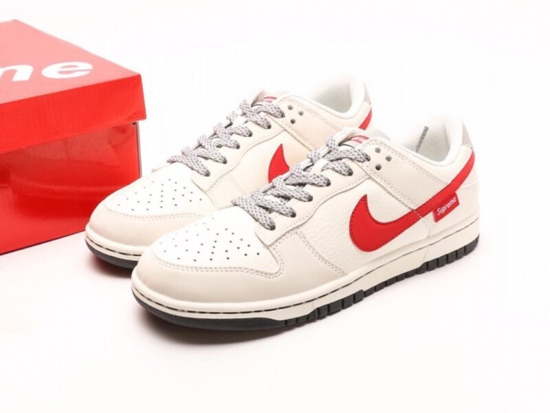 【AT3001】Nike x SupremeのNike Dunk LowスニーカーSBシリーズが、Supremeとのコラボで登場。伝統的なスタイルと優れたデザインで、カジュアルなスポーツシューズに最適。厚い舌のパッドが快適性を向上させ、履き心地も抜群です。